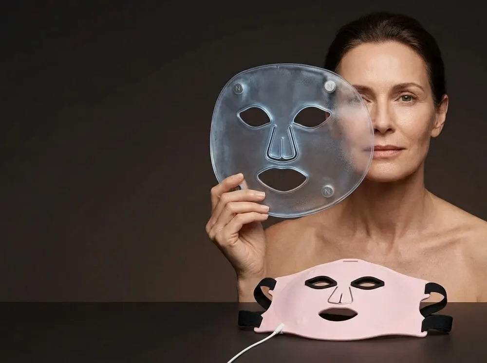Mujer mostrando el Velo Frío Magnético y la máscara LED facial SAGLOU.