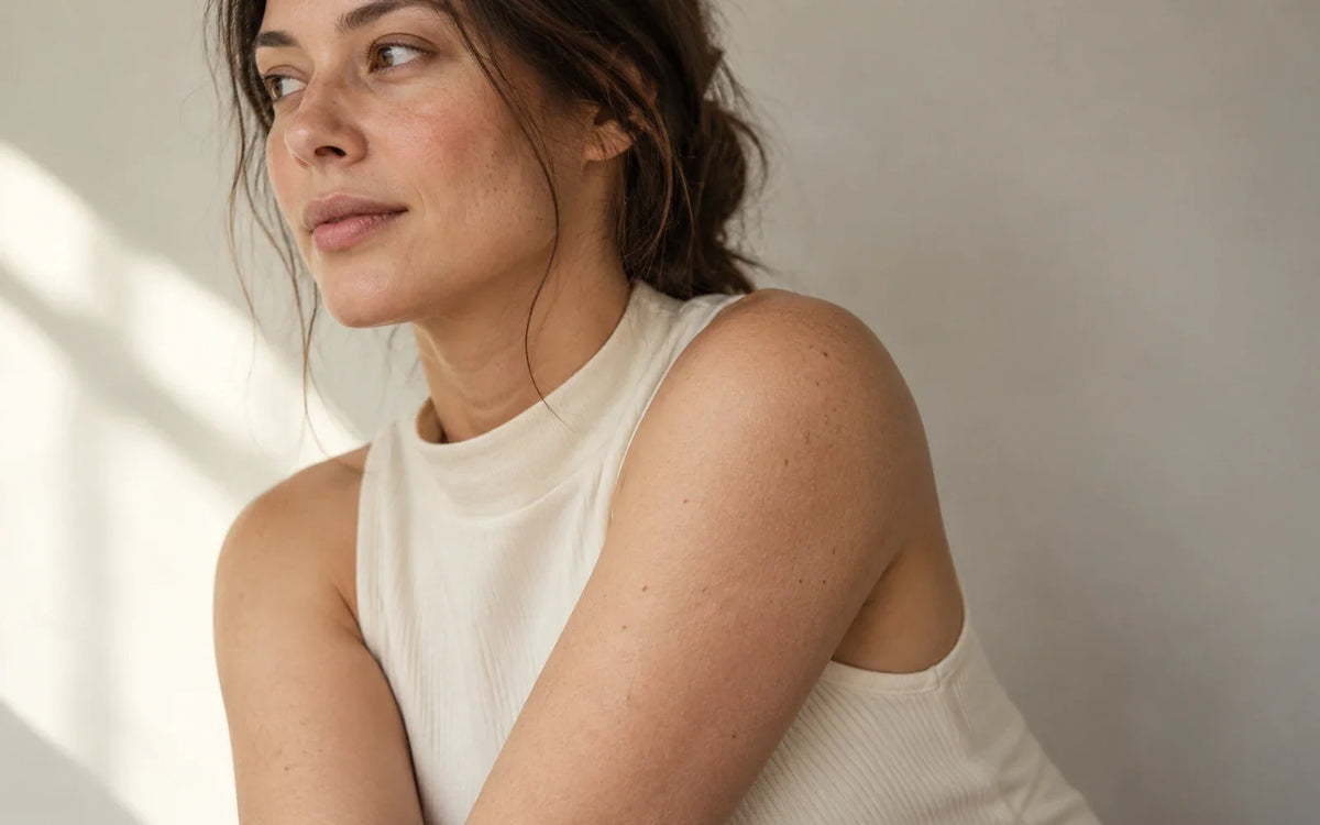 Mujer con el brazo descubierto y pequeños relieves en la piel.