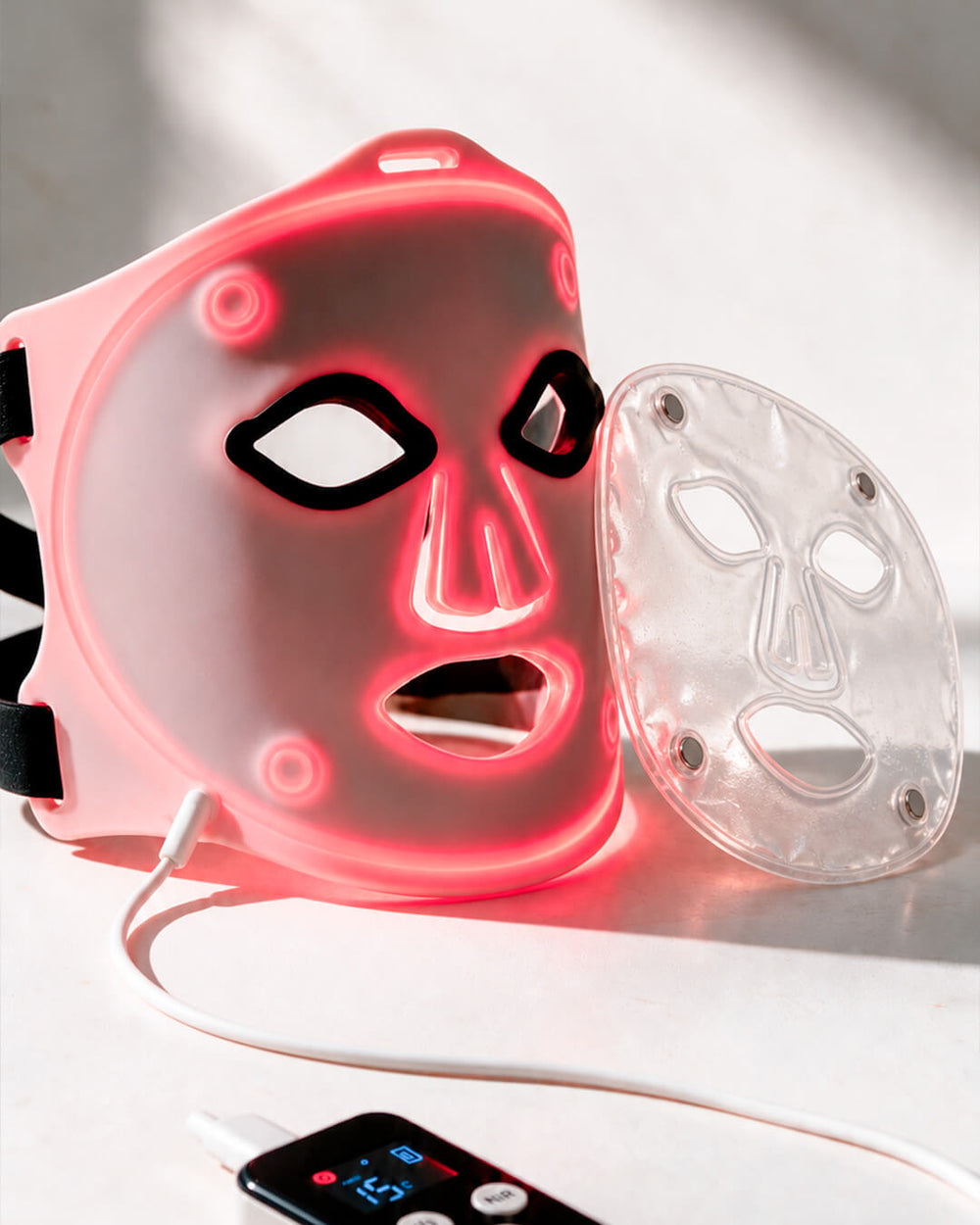 Máscara LED facial SAGLOU iluminada en rojo, con mando y accesorio de frío.