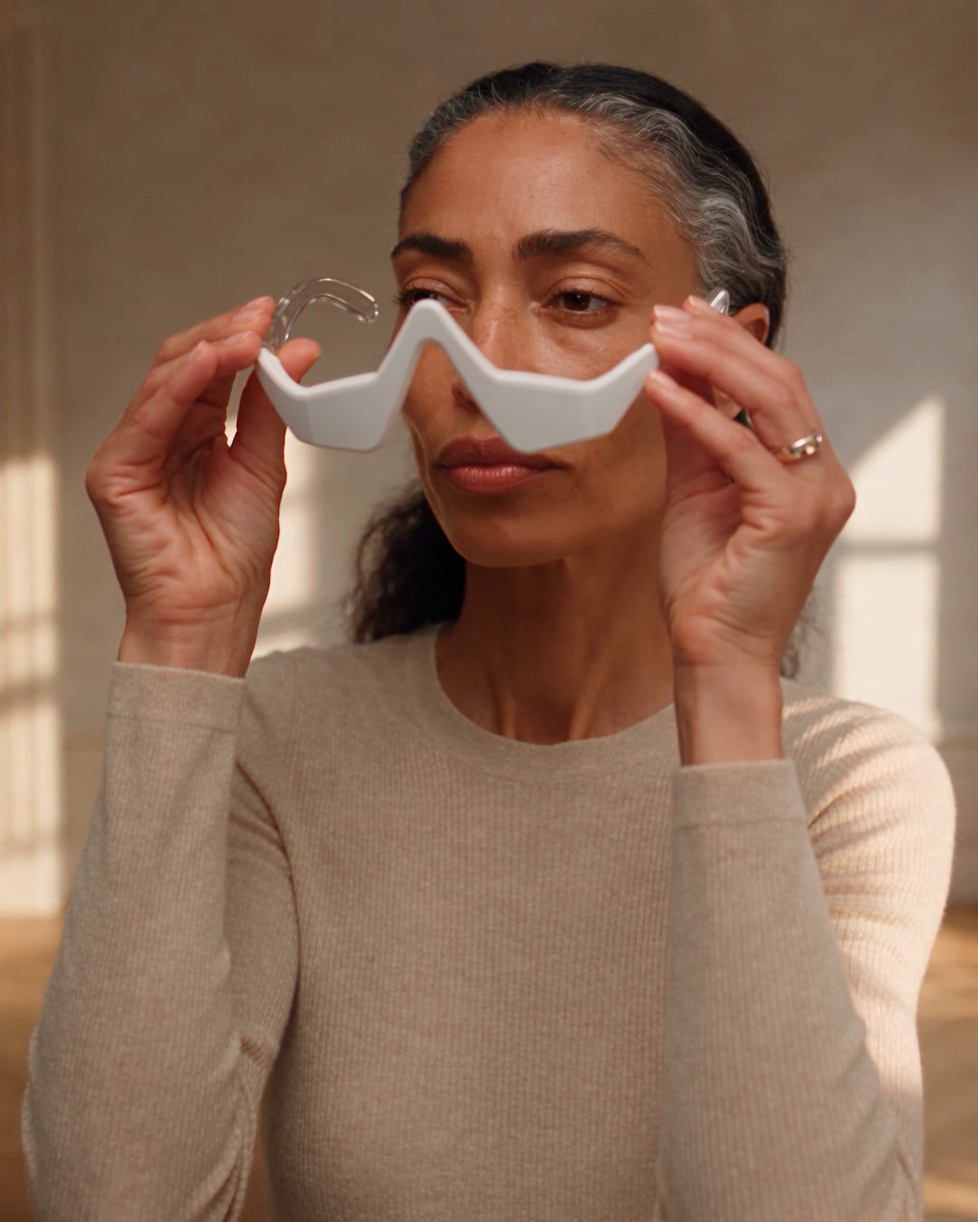 Saglou LED light glasses for eye contour care at home